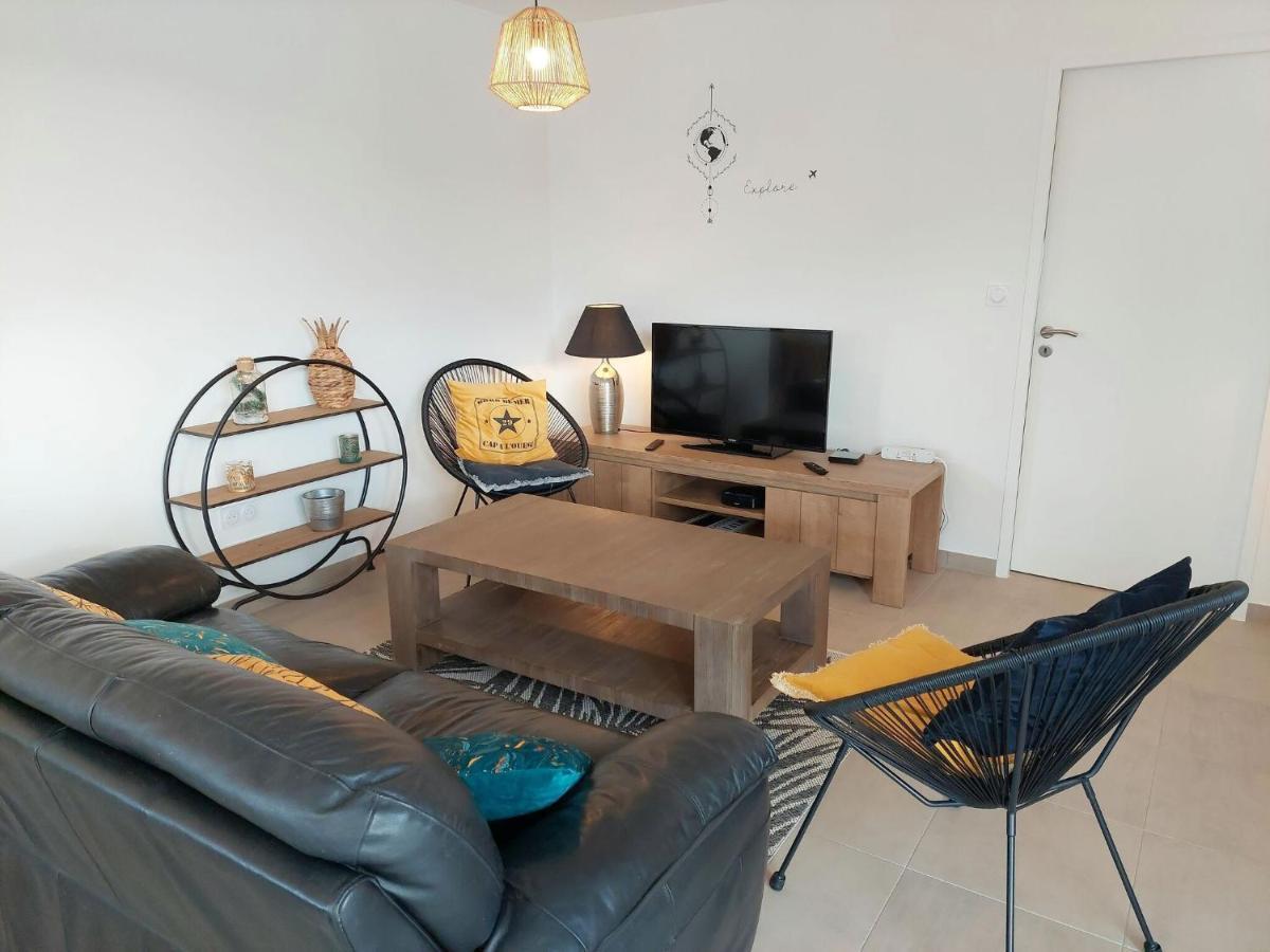 Single Storey Holiday Home In Cleder Экстерьер фото