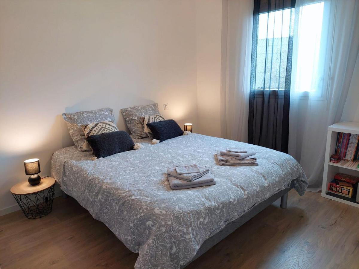 Single Storey Holiday Home In Cleder Экстерьер фото